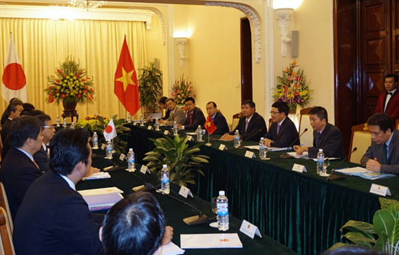 รองนายกรัฐมนตรีและรัฐมนตรีต่างประเทศเวียดนามหารือกับรัฐมนตรีต่างประเทศญี่ปุ่น